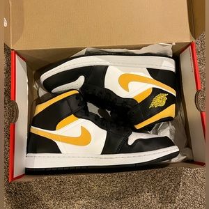 Brand new - Jordan 1 mid Black University Gold